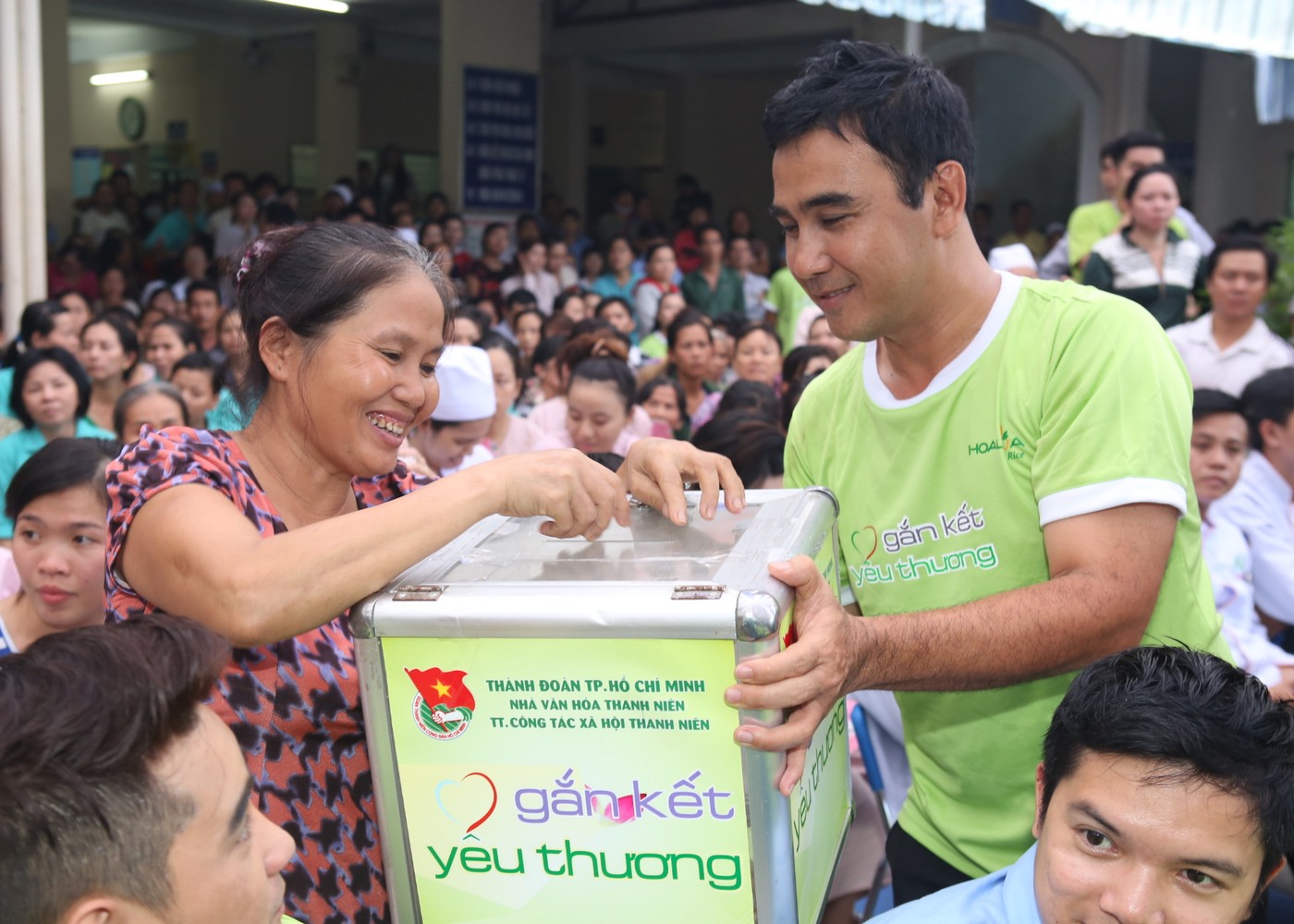 Với sự nhiệt t&igrave;nh v&agrave; hết l&ograve;ng v&igrave; những bệnh nh&acirc;n ngh&egrave;o, ng&agrave;y 10/10, MC Quyền Linh, vợ chồng diễn vi&ecirc;n B&igrave;nh Minh c&ugrave;ng c&aacute;c nghệ sĩ kh&aacute;c đ&atilde; c&oacute; một buổi l&agrave;m việc &yacute; nghĩa tại bệnh viện H&ugrave;ng Vương trong khu&ocirc;n khổ hoạt động Gắn kết y&ecirc;u thương. 