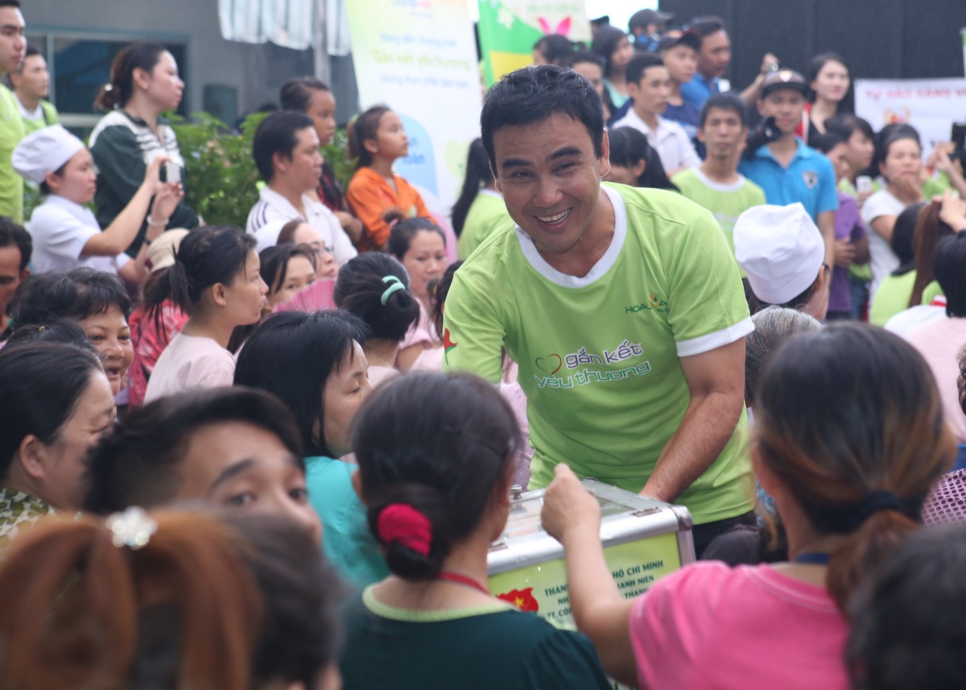 C&oacute; mặt từ rất sớm để chuẩn bị thật tốt, b&ecirc;n cạnh gia đ&igrave;nh diễn vi&ecirc;n B&igrave;nh Minh, c&ograve;n c&oacute; rất nhiều anh chị em nghệ sỹ d&agrave;nh thời gian qu&yacute; b&aacute;u của m&igrave;nh để chia sẻ thật nhiều niềm vui với những số phận k&eacute;m may mắn.