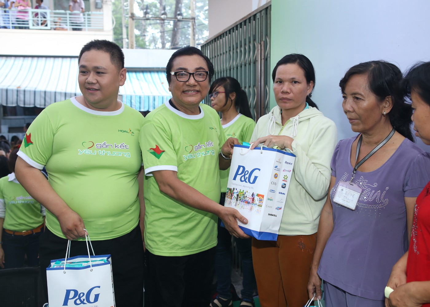 B&ecirc;n cạnh những suất ăn ngon, chương tr&igrave;nh c&ograve;n tặng 8 suất tiền mặt trị gi&aacute; 2.000.000 đồng cho 8 bệnh nh&acirc;n c&oacute; ho&agrave;n cảnh đặc biệt kh&oacute; khăn cũng như 100 suất qu&agrave; cho nhiều bệnh nh&acirc;n kh&oacute; khăn kh&aacute;c. 