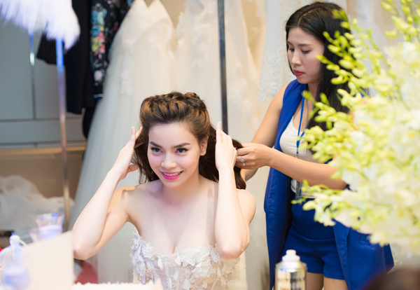 Nhờ th&acirc;n h&igrave;nh đẹp, gương mặt s&aacute;ng, Hồ Ngọc H&agrave; thường xuy&ecirc;n được c&aacute;c thương hiệu v&aacute;y cưới mời l&agrave;m người mẫu.