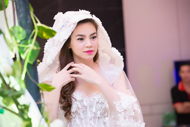 Xuất hiện tại H&agrave; Nội tối 10/10, Hồ Ngọc H&agrave; khoe nhan sắc kh&ocirc;ng một ch&uacute;t t&igrave; vết.