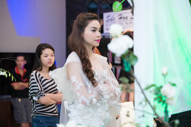 Ngắm nh&igrave;n khoảnh khắc rạng ngời n&agrave;y, c&oacute; lẽ nhiều người sẽ thầm nghĩ rằng Hồ Ngọc H&agrave; sẽ tuyệt vời hơn gấp nhiều lần khi được kho&aacute;c chiếc v&aacute;y cưới của ch&iacute;nh m&igrave;nh.