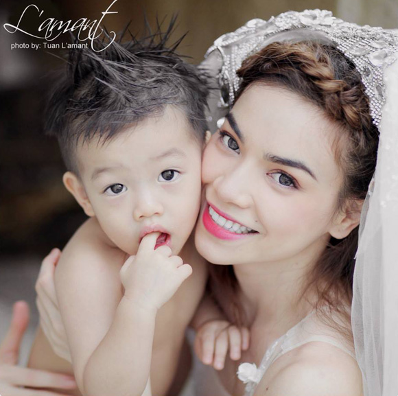 Hai niềm hạnh ph&uacute;c nhất của đời người c&ograve;n g&aacute;i c&oacute; lẽ l&agrave; được kho&aacute;c l&ecirc;n m&igrave;nh chiếc v&aacute;y c&ocirc; d&acirc;u trắng lộng lẫy v&agrave; khi được l&agrave;m mẹ. Với Hồ Ngọc H&agrave;, c&ocirc; chấp nhận từ bỏ niềm hạnh ph&uacute;c ban đầu miễn rằng vẫn c&oacute; được một gia đ&igrave;nh y&ecirc;n ấm, hạnh ph&uacute;c c&ugrave;ng người bạn đời v&agrave; cậu con trai Subeo dễ thương.