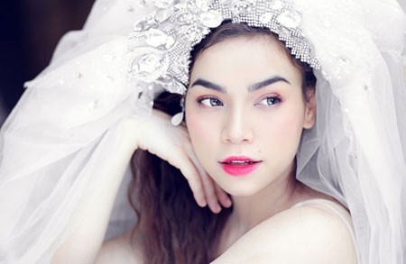 Chiều tối ng&agrave;y 12/1/2014, Quốc Cường bất ngờ ngỏ lời cầu h&ocirc;n Hồ Ngọc H&agrave; tr&ecirc;n trang c&aacute; nh&acirc;n. Rất nhiều fan đ&atilde; l&ecirc;n tiếng th&uacute;c giục Hồ Ngọc H&agrave; nhanh ch&oacute;ng nhận lời với Cường Đ&ocirc; la. Nhưng trước những lời lẽ đầy cảm động của vị c&ocirc;ng tử phố n&uacute;i, nữ ca sĩ vẫn chọn c&aacute;ch im lặng.