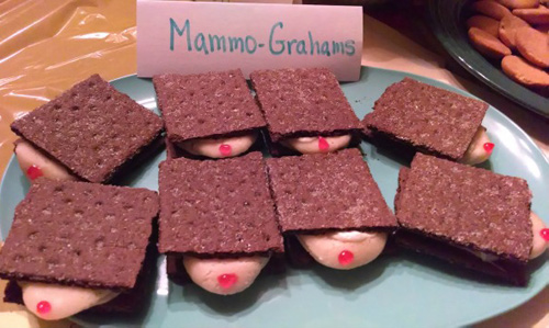 Những chiếc b&aacute;nh quy g&acirc;y ấn tượng bởi phần kem m&agrave;u hồng v&agrave; một vi&ecirc;n hạnh nh&acirc;n ở giữa. Nh&igrave;n ch&uacute;ng, bất cứ người đ&agrave;n &ocirc;ng n&agrave;o cũng phải muốn nếm thử.