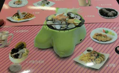 Một nh&agrave; h&agrave;ng tại Nhật g&acirc;y ch&uacute; &yacute; tới c&aacute;c thực kh&aacute;ch bởi những m&oacute;n đồ d&ugrave;ng trong bữa ăn đều c&oacute; h&igrave;nh th&ugrave; rất nhạy cảm. Kh&ocirc;ng &iacute;t thực kh&aacute;ch đ&atilde; phải đỏ mặt khi thức ăn được b&agrave;y tr&ecirc;n những chiếc b&aacute;t, đĩa c&oacute; in h&igrave;nh sexy.