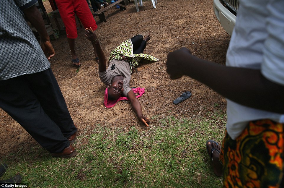 Một phụ nữ ng&atilde; quỵ khi nghe tin về số phận kh&ocirc;ng may của người th&acirc;n