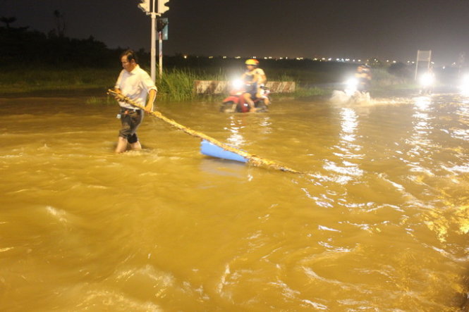 Anh Thọ, một t&agrave;i xế l&agrave;m lại r&agrave;o chắn hố s&acirc;u tr&ecirc;n đường. Ảnh Đức Ph&uacute;