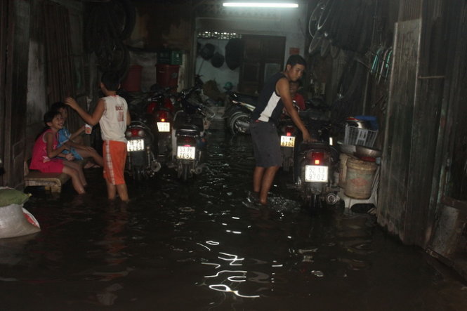 Nh&agrave; một hộ d&acirc;n đường An Dương Vương, Q.6 ngập nước. Ảnh Đức Ph&uacute;