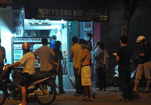 Cảnh s&aacute;t kh&aacute;m nghiệm hiện trường rạng s&aacute;ng nay. Ảnh: Quốc Thắng.