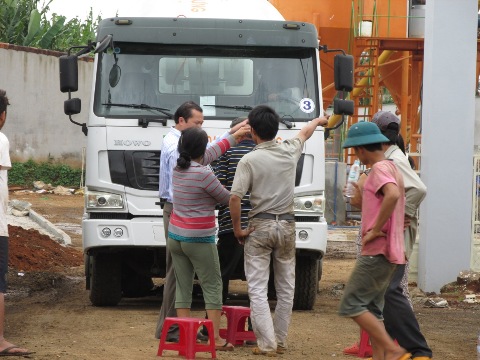 Người d&acirc;n chặn đầu xe kh&ocirc;ng cho chở b&ecirc; t&ocirc;ng ra khỏi c&ocirc;ng ty