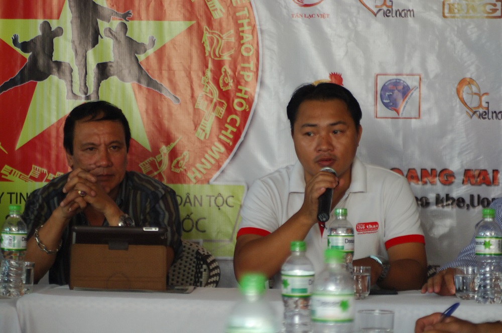 &Ocirc;ng Mai Hắc Long - Ph&oacute; Trưởng VP đại diện B&aacute;o TTTPHCM tại H&agrave; Nội điều h&agrave;nh cuộc họp b&aacute;o