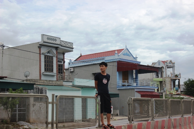 Nam thanh ni&ecirc;n n&agrave;y đang đứng chờ xe tho&aacute;ng chuẩn bị sang đường