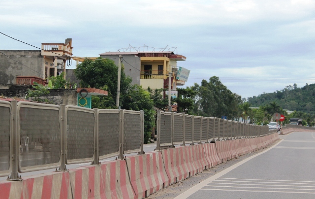 Suốt một đoạn đường d&agrave;i từ TX.Bỉm Sơn đến Hoằng H&oacute;a, những khoảng trống tr&ecirc;n dải ph&acirc;n c&aacute;ch lu&ocirc;n đập v&agrave;o mắt người đi đường