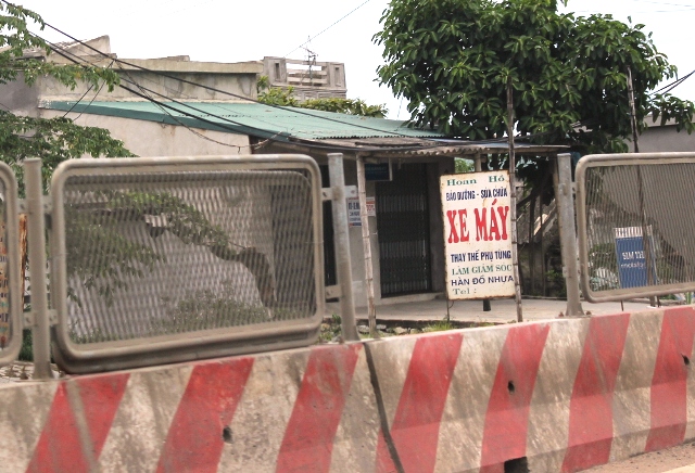 Khoảng c&aacute;ch như thế n&agrave;y đủ để chui lọt một người