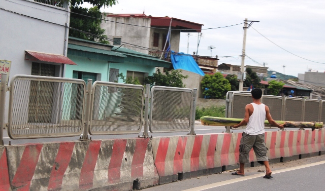 Người đ&agrave;n &ocirc;ng n&agrave;y đang &ocirc;m c&acirc;y chuối chuẩn bị 