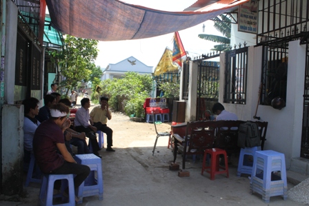 Cả khu phố Chi&ecirc;u Li&ecirc;u vẫn chưa hết b&agrave;ng ho&agrave;ng sau c&aacute;i chết thương t&acirc;m của mẹ con chị Đặng Thị Liễu