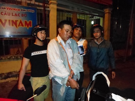 Hiệp sĩ bắt được thủ phạm c&ugrave;ng với tang vật l&agrave; chiếc điện thoại lấy cắp ở cửa h&agrave;ng Thế giới di động