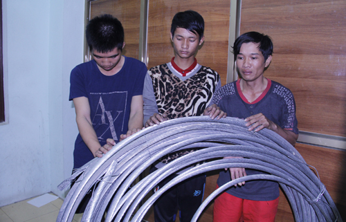 C&aacute;c đối tượng c&ugrave;ng tang vật li&ecirc;n quan tại cơ quan điều tra