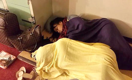 Cẩm Ly v&agrave; Việt Hương ngủ vạ vật khi sang Nhật Bản biểu diễn