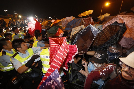 Người biểu t&igrave;nh d&ugrave;ng &ocirc; đề ph&ograve;ng trường hợp cảnh s&aacute;t phun hơi cay