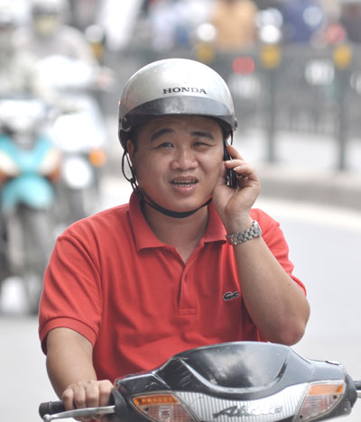 Lỗi vi phạm nghe điện thoại khi điều khiển phương tiện vẫn diễn ra phổ biến Ảnh: KLinh