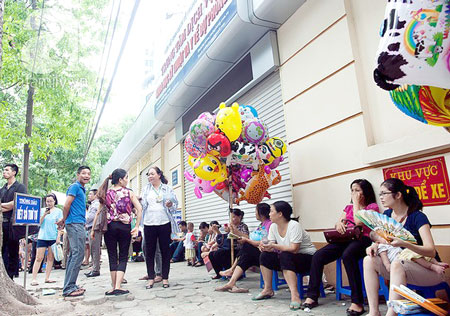 Mới 8h30, điểm ti&ecirc;m chủng dịch vụ ở 31 L&ograve; Đ&uacute;c đ&atilde; hết số