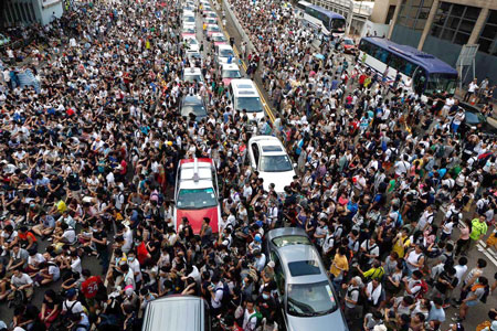 Giao th&ocirc;ng tắc nghẽn v&igrave; người biểu t&igrave;nh tr&agrave;n ngập đường