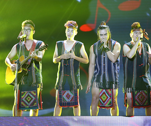 Trang phục gây tranh cãi của nhóm F Band