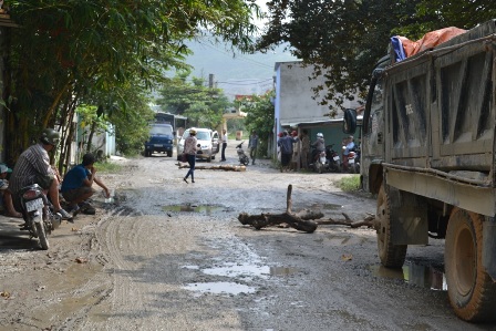 Người d&acirc;n d&ugrave;ng chướng ngại vật chặn xe tải