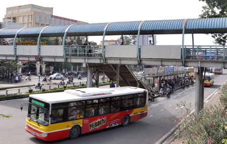 Điểm trung chuyển xe bu&yacute;t Cầu Giấy