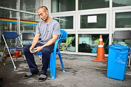 &Ocirc;ng Huh Hong Hwan sống tại nh&agrave; thể dục ở Jindo chờ tin con g&aacute;i mất t&iacute;ch