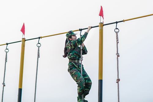  V&agrave; c&ugrave;ng tham gia những tr&ograve; chơi giữa nghệ sĩ v&agrave; chiến sỹ.