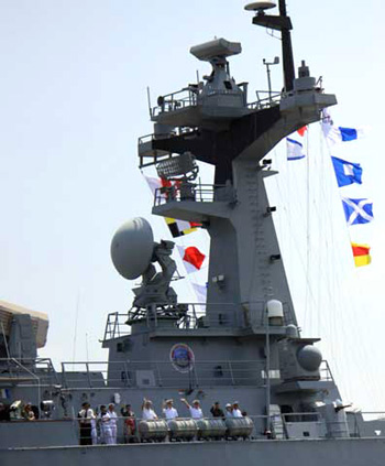 Chiến hạm Wang Geon c&oacute; độ cho&aacute;n nước khoảng 4.500 tấn, d&agrave;i 150 m, tốc độ tối đa đạt 29 hải l&yacute;/giờ (50 km/giờ). T&agrave;u được trang bị hệ thống 32 ống ph&oacute;ng thẳng đứng d&ugrave;ng để bắn nhiều loại t&ecirc;n lửa kh&aacute;c nhau đủ sức tấn c&ocirc;ng t&agrave;u chiến, đối kh&ocirc;ng v&agrave; cả đất liền.