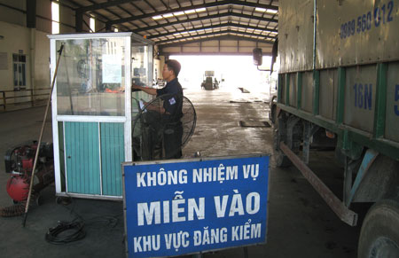 Cơ quan đăng kiểm kh&ocirc;ng cấp Tem đăng kiểm cho xe chỉ hoạt động ở đường nội bộ (v&agrave; kh&ocirc;ng phải nộp ph&iacute; sử dụng đường bộ)