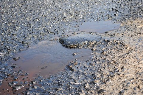 Đơn vị thi c&ocirc;ng tưới nhựa cả tr&ecirc;n vũng nước