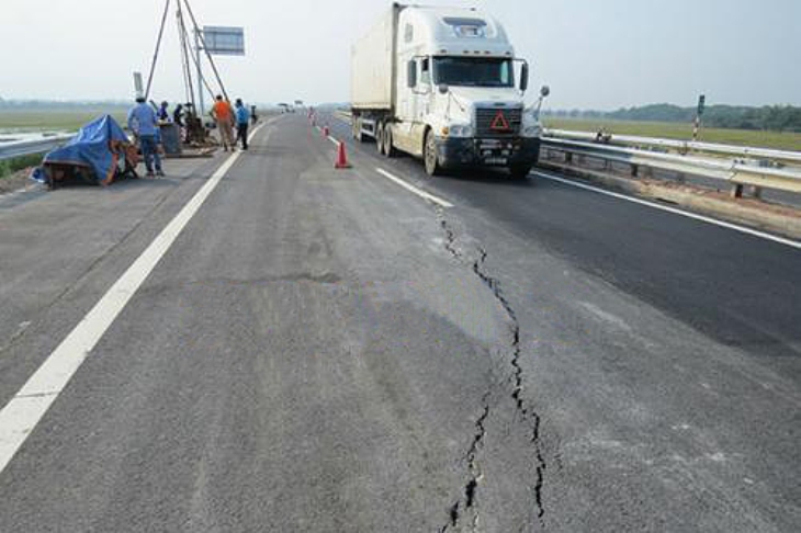 Vết nứt tại Km82+500 - Km83+500 Dự &aacute;n cao tốc Nội B&agrave;i - L&agrave;o Cai.