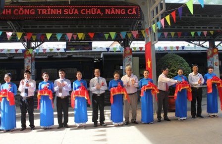 L&atilde;nh đạo Tổng c&ocirc;ng ty ĐSVN v&agrave; Ban QLDA ĐS khu vực 3 cắt băng kh&aacute;nh th&agrave;nh
