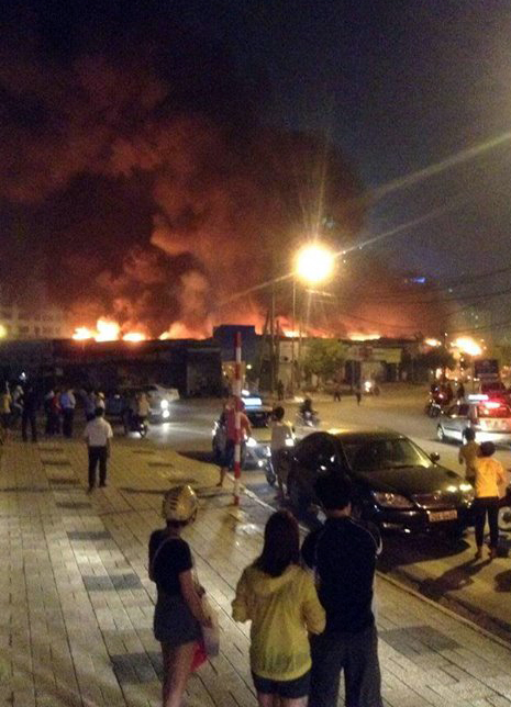 Đứng từ xa vẫn quan s&aacute;t r&otilde; đ&aacute;m ch&aacute;y. Ảnh: Theo Vnexpess