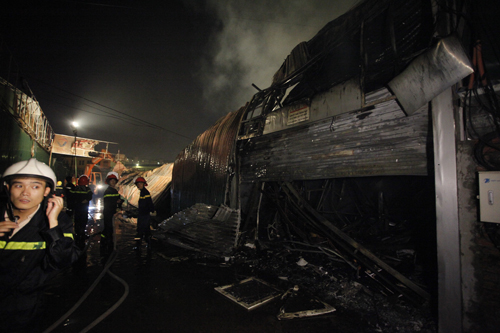 Nhiều kios bị thi&ecirc;u rụi. Ảnh: Theo Phạm Hải/vietnamnet