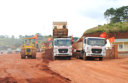 C&aacute;c nh&agrave; thầu tăng tốc thi c&ocirc;ng QL14 sau m&ugrave;a mưa