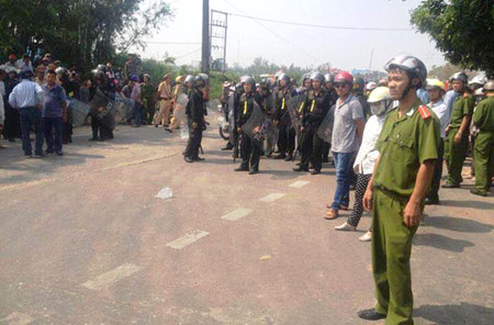 Lực lượng cảnh s&aacute;t được tăng cường để gi&aacute;m s&aacute;t đ&aacute;m đ&ocirc;ng