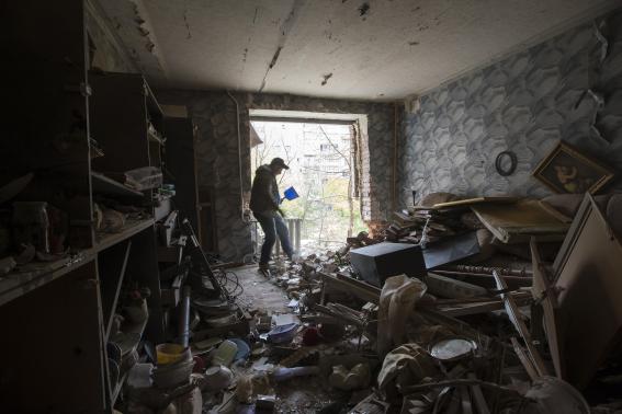 Nh&agrave; d&acirc;n bị hư hại nghi&ecirc;m trọng v&igrave; vụ đ&aacute;nh bom diễn ra thời gian gần đ&acirc;y tại Donetsk