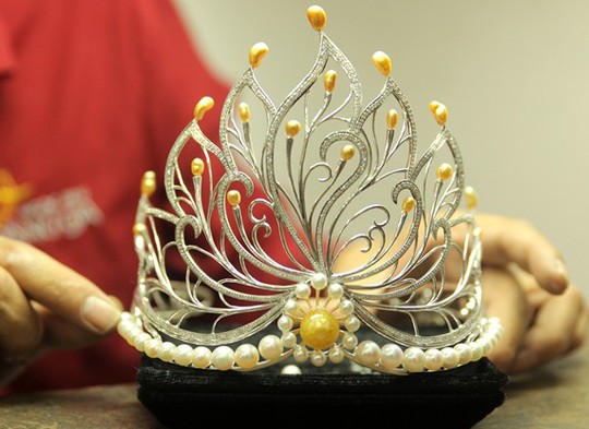 S&aacute;ng nay (20/10), Ban tổ chức cuộc thi Hoa hậu Việt Nam 2014 đ&atilde; tổ chức buổi họp b&aacute;o c&ocirc;ng bố phi&ecirc;n bản vương miện mới của Hoa hậu Việt Nam trị gi&aacute; 2,5 tỷ đồng.