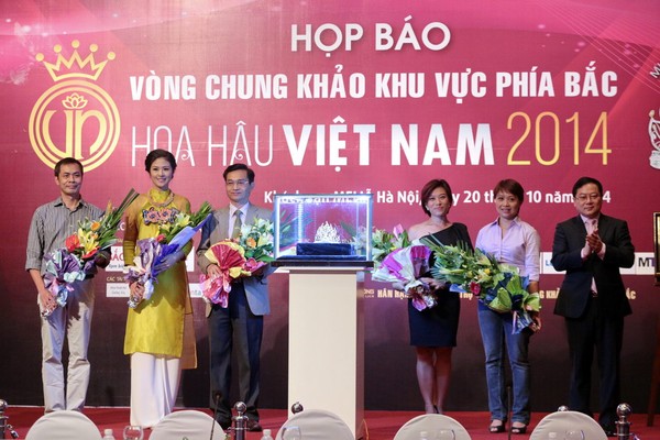 C&aacute;c gi&aacute;m khảo gồm: Tiến sĩ - Nh&agrave; thơ L&ecirc; Cảnh Nhạc (Trưởng Ban gi&aacute;m khảo), Hoa hậu Việt Nam 2010 Đặng Thị Ngọc H&acirc;n, bi&ecirc;n đạo m&uacute;a Trần Ly Ly, nh&agrave; nh&acirc;n trắc học L&ecirc; Diệp Linh v&agrave; nh&agrave; thơ Hữu Việt. 