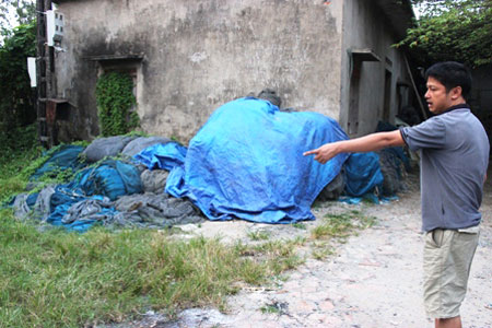 Anh Nguyễn Văn Cương chỉ vị tr&iacute; vợ chồng anh Hiền bị điện giật chết