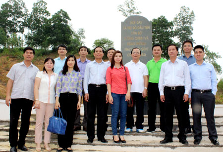 Đo&agrave;n c&ocirc;ng t&aacute;c chụp ảnh lưu niệm tại điểm di t&iacute;ch nơi l&agrave;m việc của Bộ GTCC giai đoạn 1947 - 1948