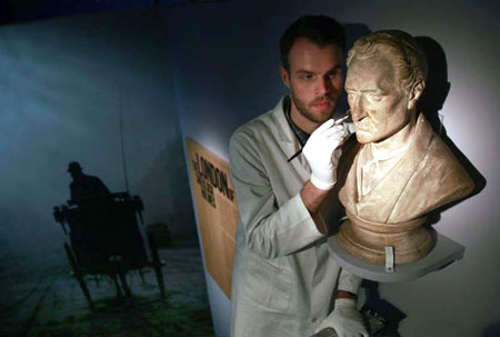 Tượng b&aacute;n th&acirc;n Sherlock Holmes (ho&agrave;n th&agrave;nh năm 1894) được trưng b&agrave;y tại triển l&atilde;m (mượn của bảo t&agrave;ng Thụy Sĩ)