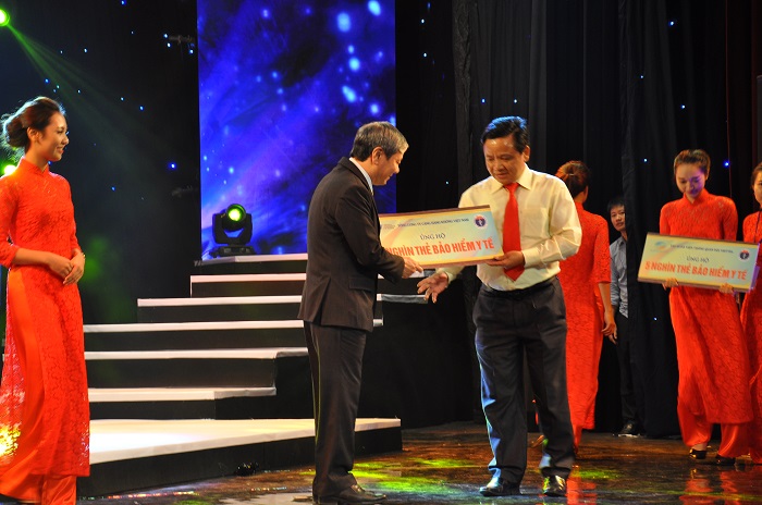 Đại diện Ban Tổ chức đ&oacute;n nhận số tiền ủng hộ tương đương 5.000 thẻ BHYT từ l&atilde;nh đạo Cienco4 trao tặng