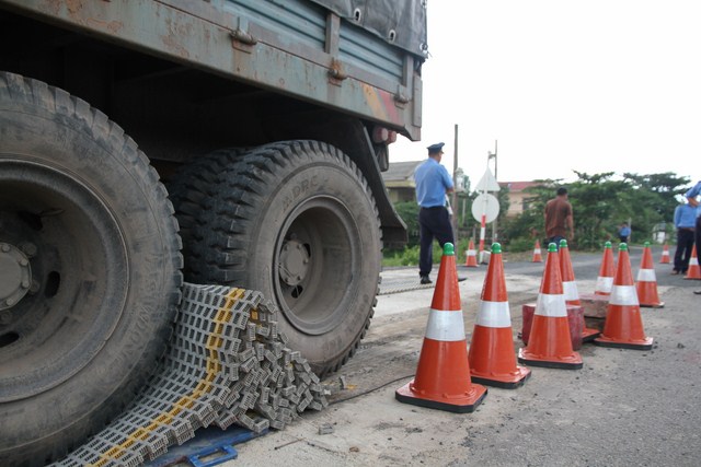 To&agrave;n bộ đường dẫn bị vo tr&ograve;n dưới gầm xe tải. (Ảnh Lao động)